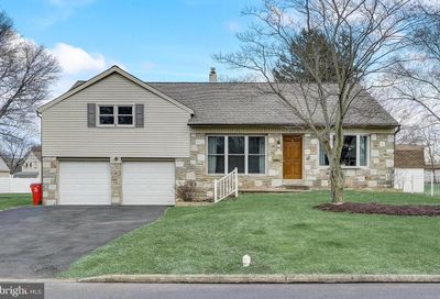 805 Meadowood Lane Warminster PA 18974