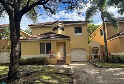 11241 Lakeview Dr Coral Springs FL 33071