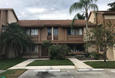 221 Wimbledon Lake Dr Plantation FL 33324