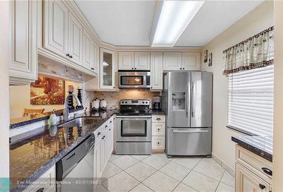 5570 Lakeside Dr Margate FL 33063
