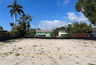 2831 Gulfview Dr. Naples FL 34112