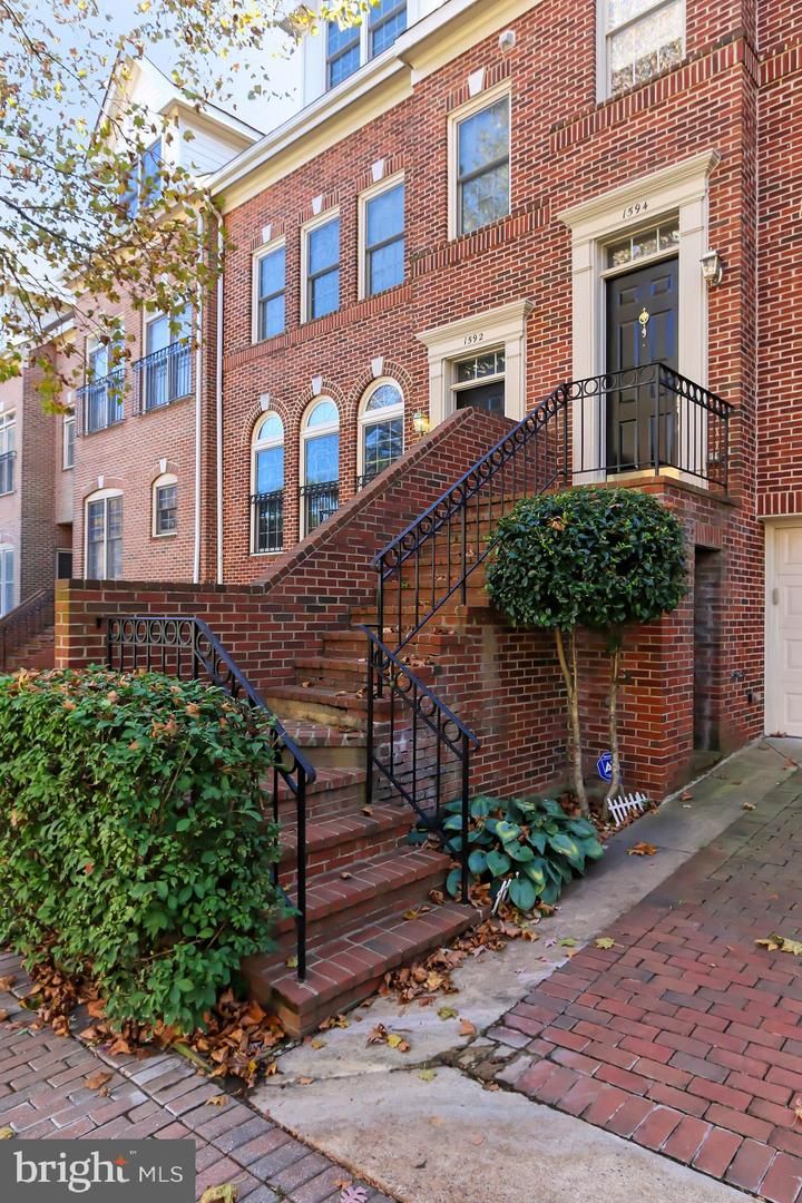 1594 N Colonial Terrace