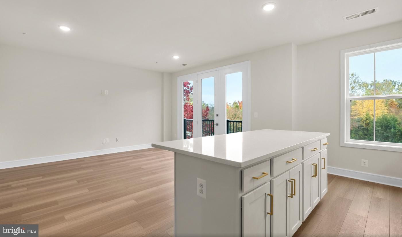 21795 Croxley Terrace