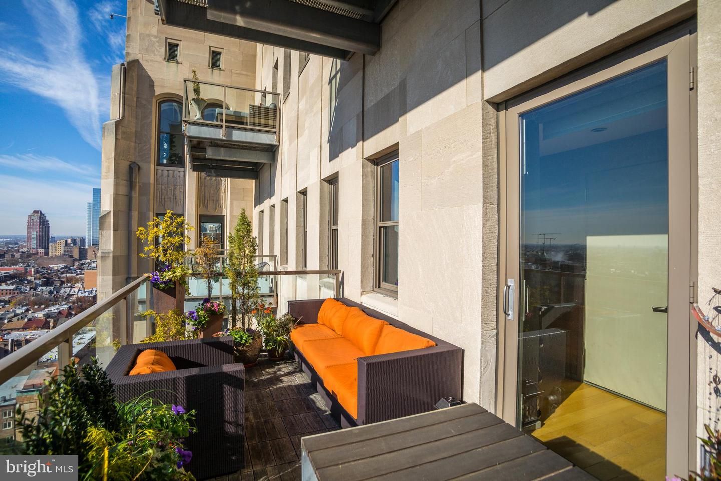 210 W Washington Square 12se