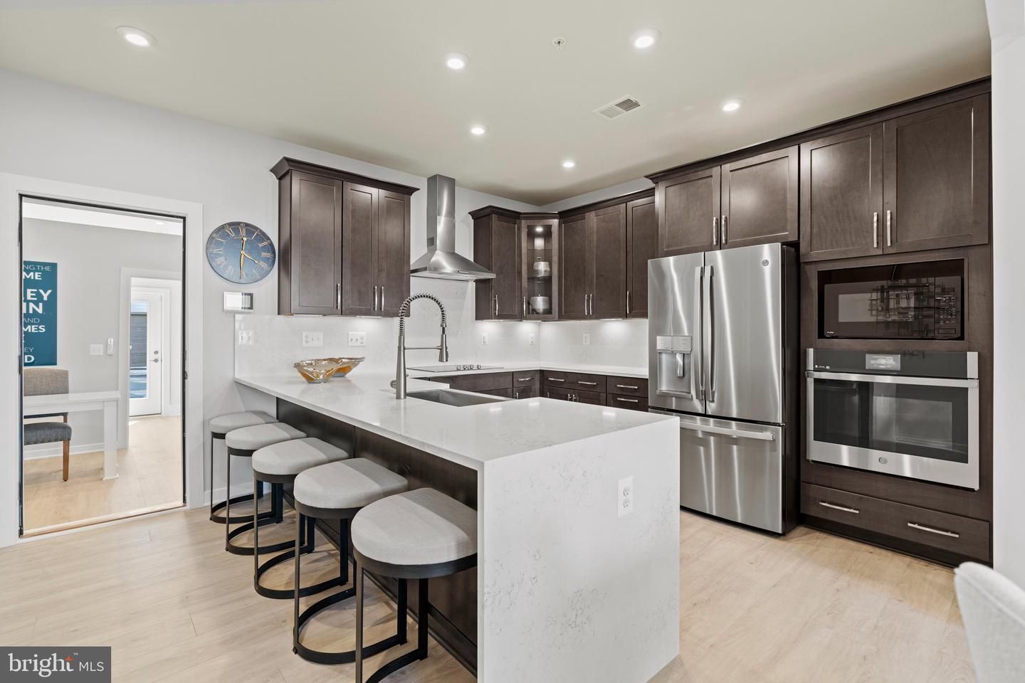 44478 Wolfhound Square