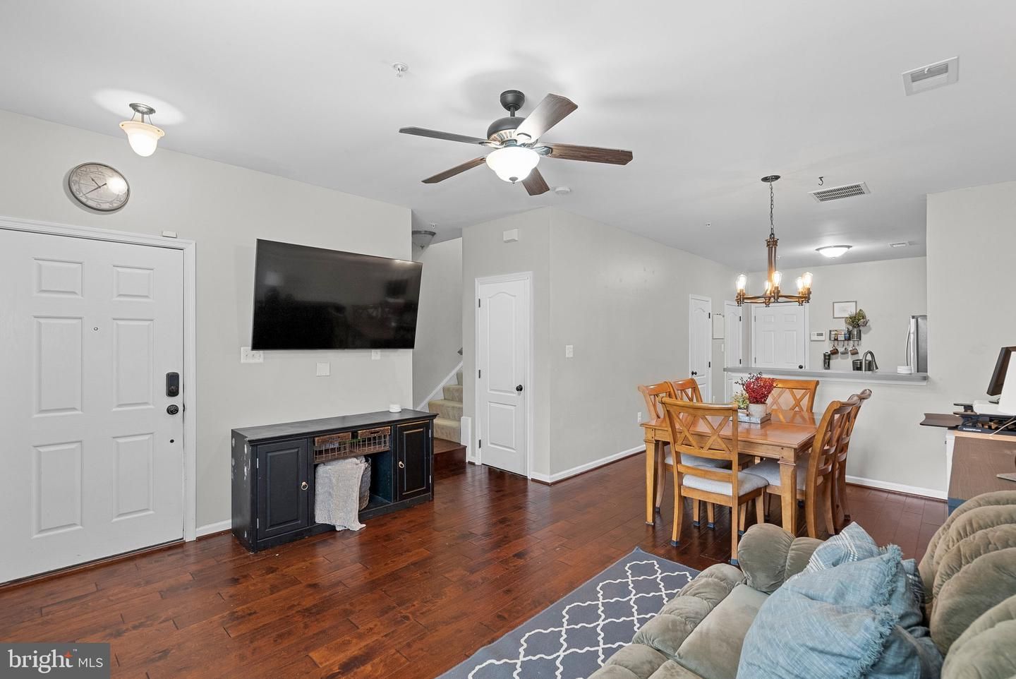 43608 Hampshire Crossing Square