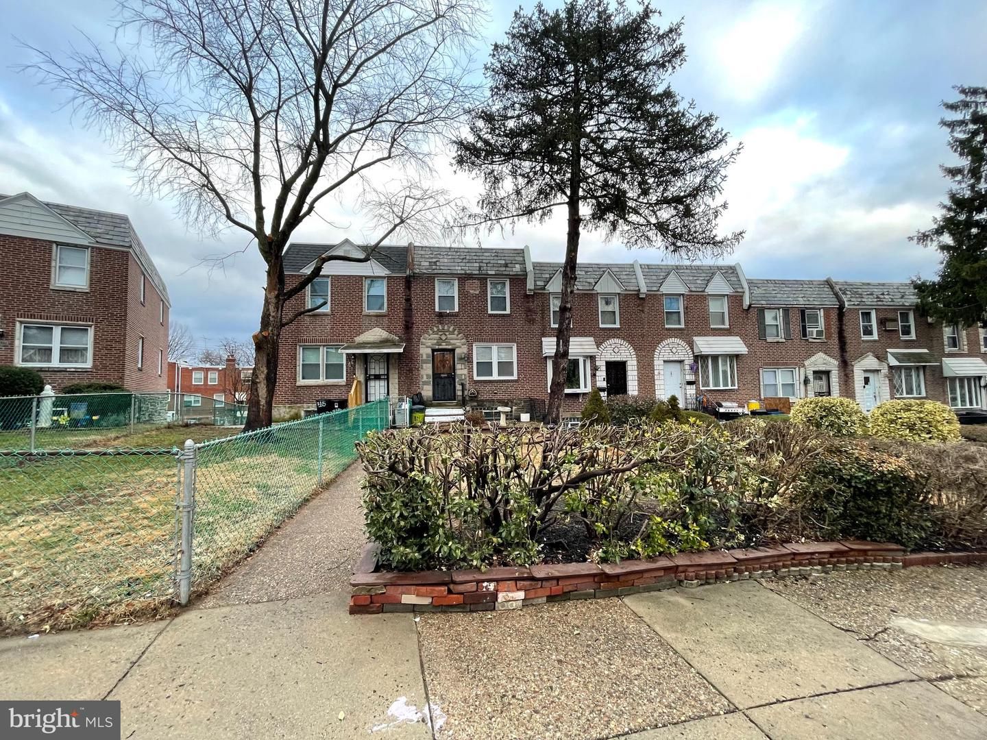 717 Marwood Rd E