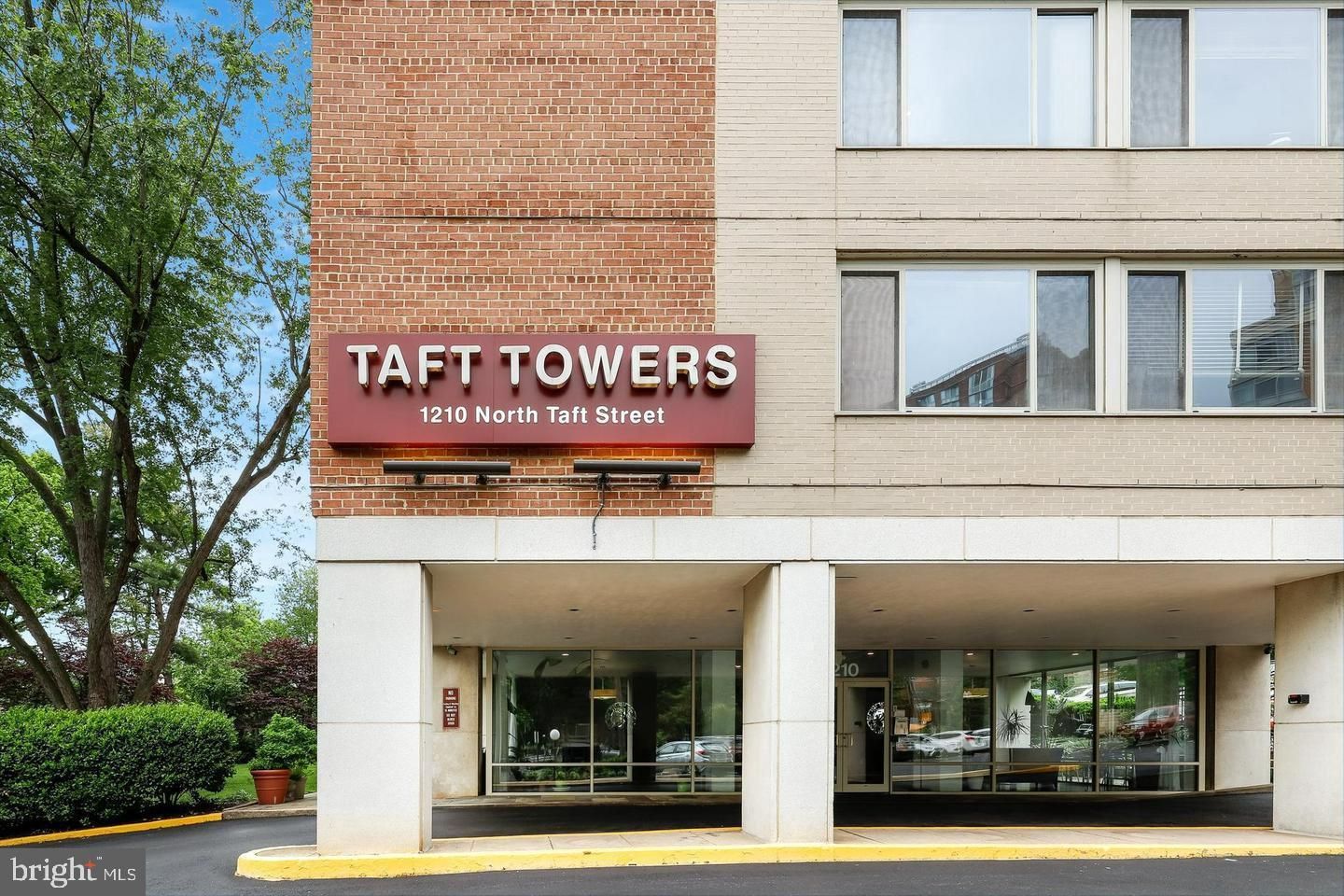 1210 N Taft Street 411