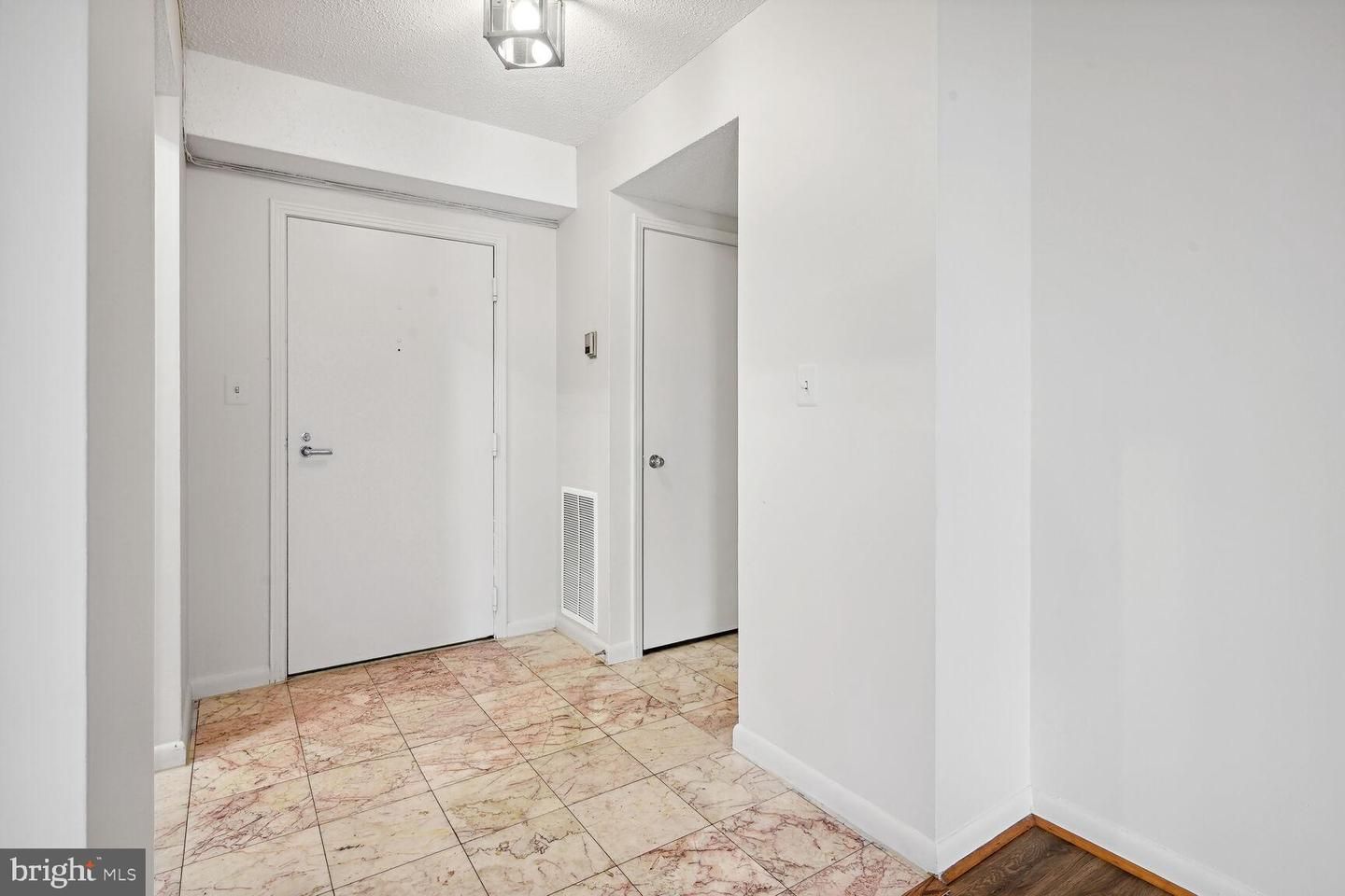 1016 S Wayne Street 605