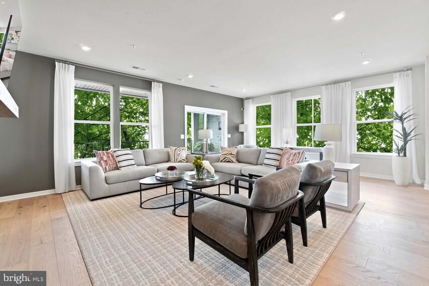 44534 Wolfhound Square