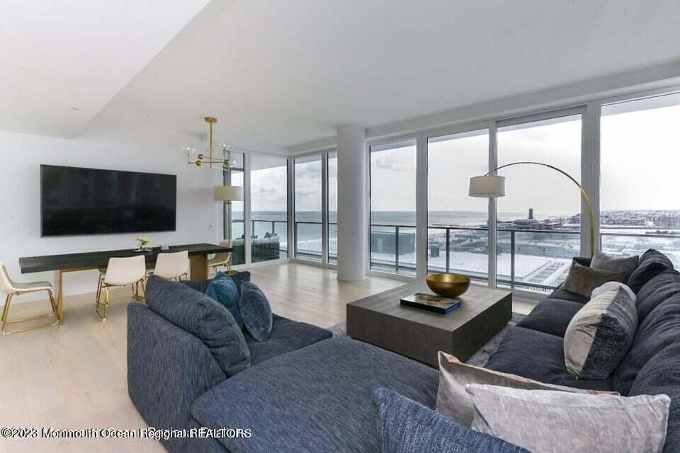 1101 N Ocean Avenue