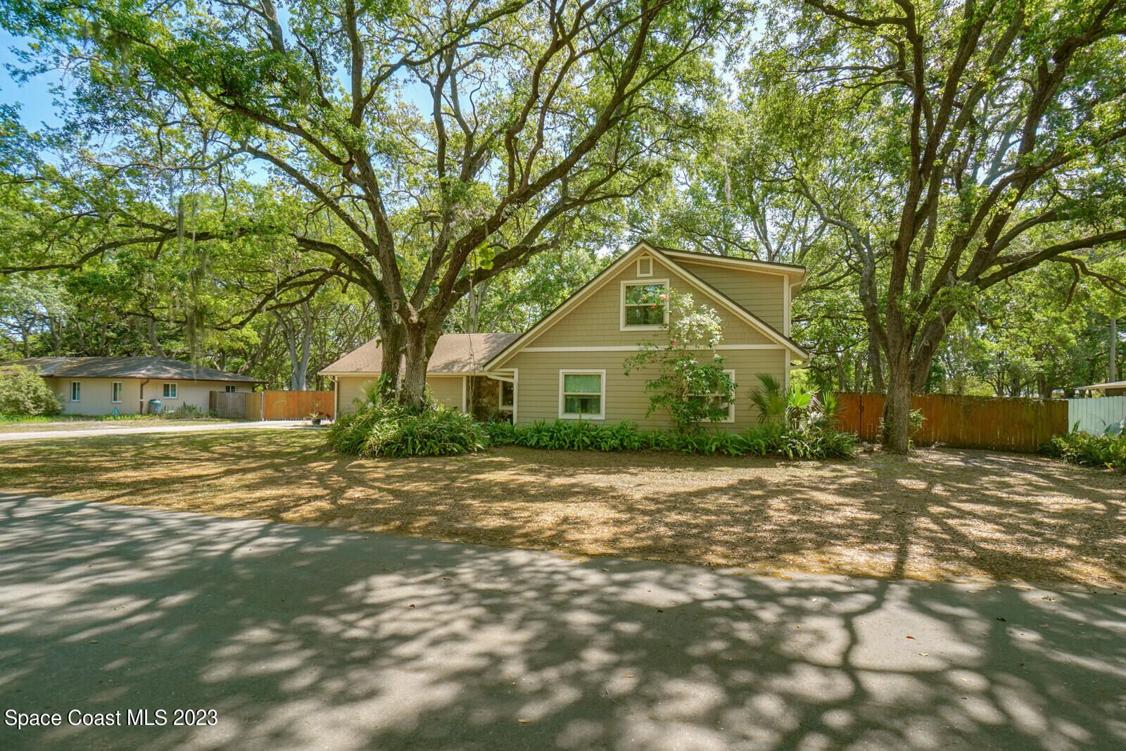 465 Oakwood Court