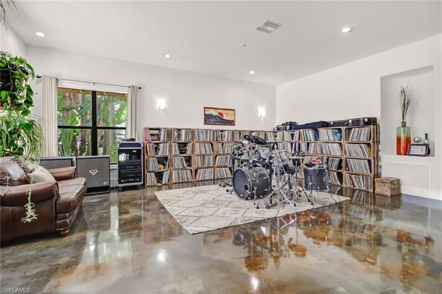1561 Lynwood Ave