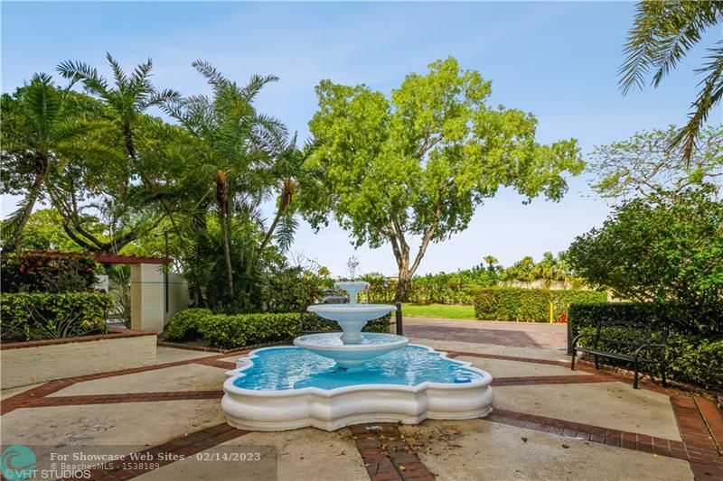 105 N Lake Emerald Dr