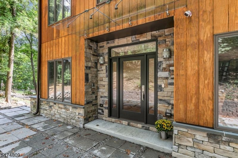 1204 Johnston Dr