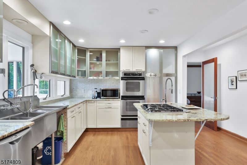 1204 Johnston Dr