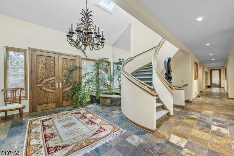 15 Ravenswood Ln