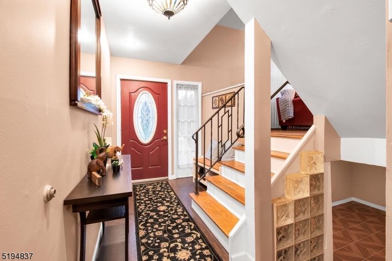 85 Graybar Dr