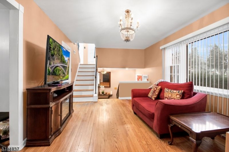 85 Graybar Dr
