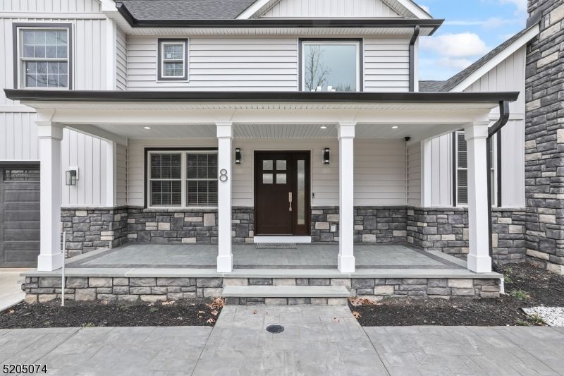 8 Mobus Ln