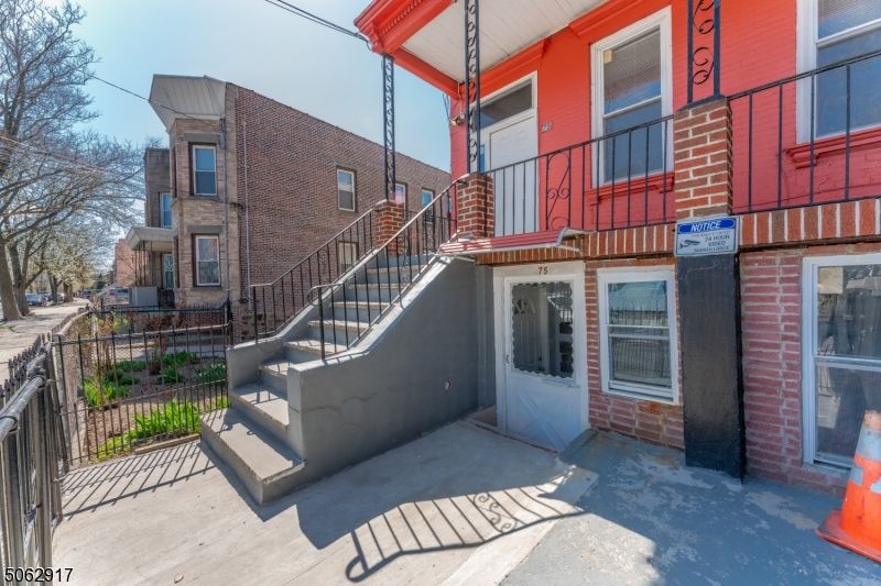 75 Giles Ave