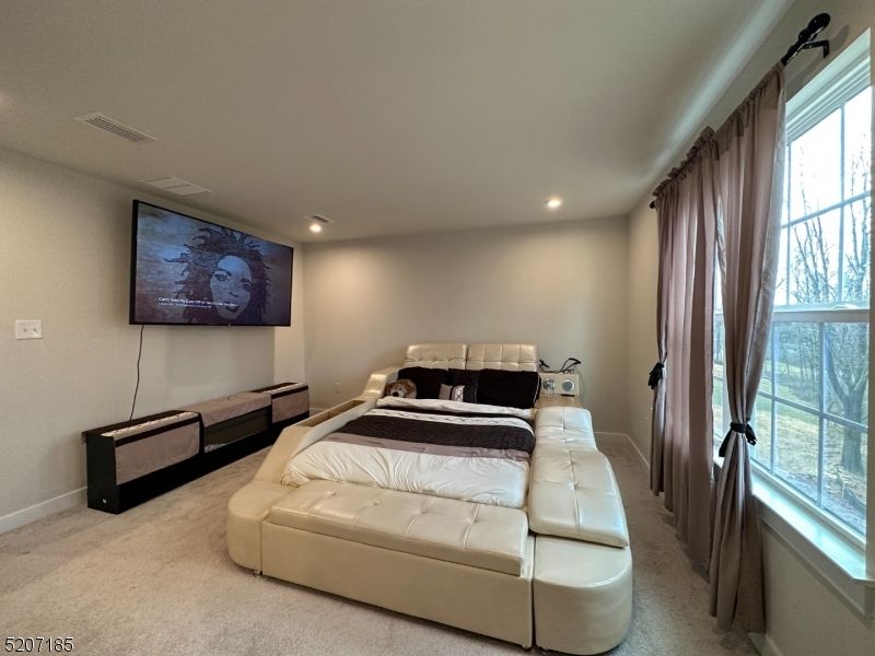 62 Oakwood Blvd