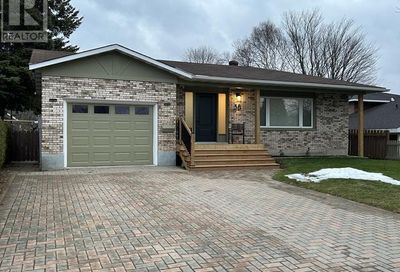58 Chartwell DR Sault Ste. Marie ON P6A6A2