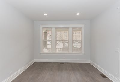 1614 W Roscoe Street Chicago IL 60657