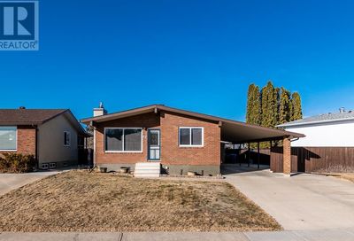 82 Rossdale Way SE Medicine Hat AB T1B1X8