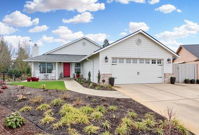 1208 Independence Ct Woodburn OR 97071