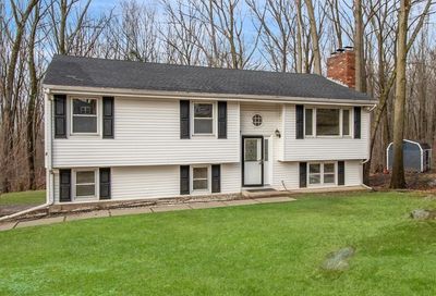 3 Colonial Rd Sutton MA 01590