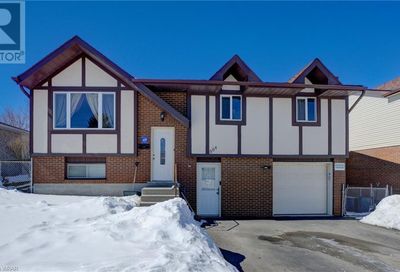 894 STRASBURG Road Kitchener ON N2E2K4