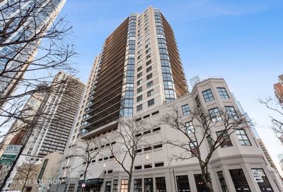 33 W Delaware Place Chicago IL 60610
