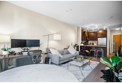 107 135 W 2ND STREET North Vancouver BC V7M0C5
