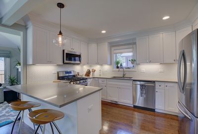 7150 N Moody Avenue Chicago IL 60646