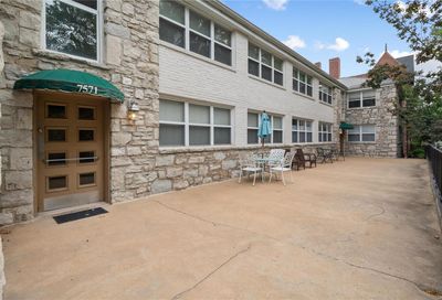 7571 Buckingham Drive St Louis MO 63105