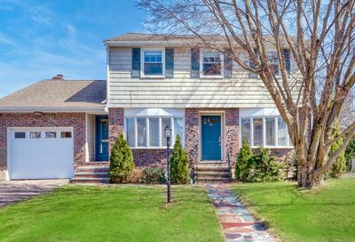 33 Old Brook Cir Melrose MA 02176