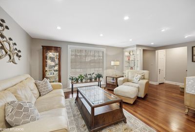 6915 N Caldwell Avenue Chicago IL 60646