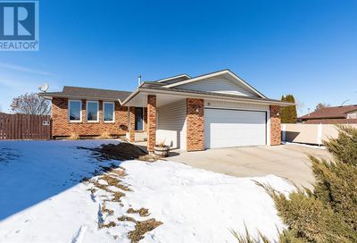 18 Rae Crescent SE Medicine Hat AB T1B3C1