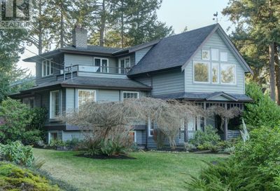 5079 Lockehaven Dr Saanich BC V8N4J6