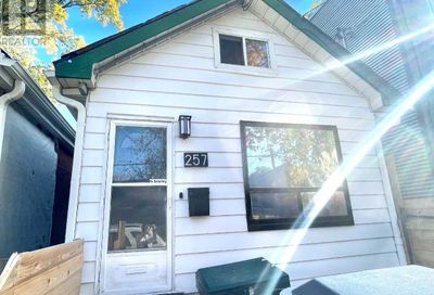 257 CRAVEN RD Toronto ON M4L2Z5