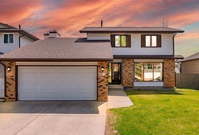 87 Ranchridge Drive NW Calgary AB T3G1W1