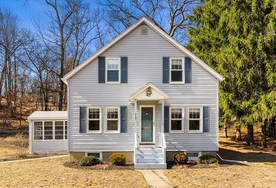 15 Longwood Road Reading MA 01867