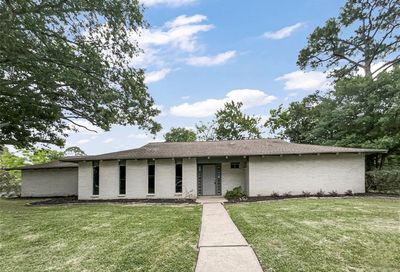 909 Riverside Court Friendswood TX 77546
