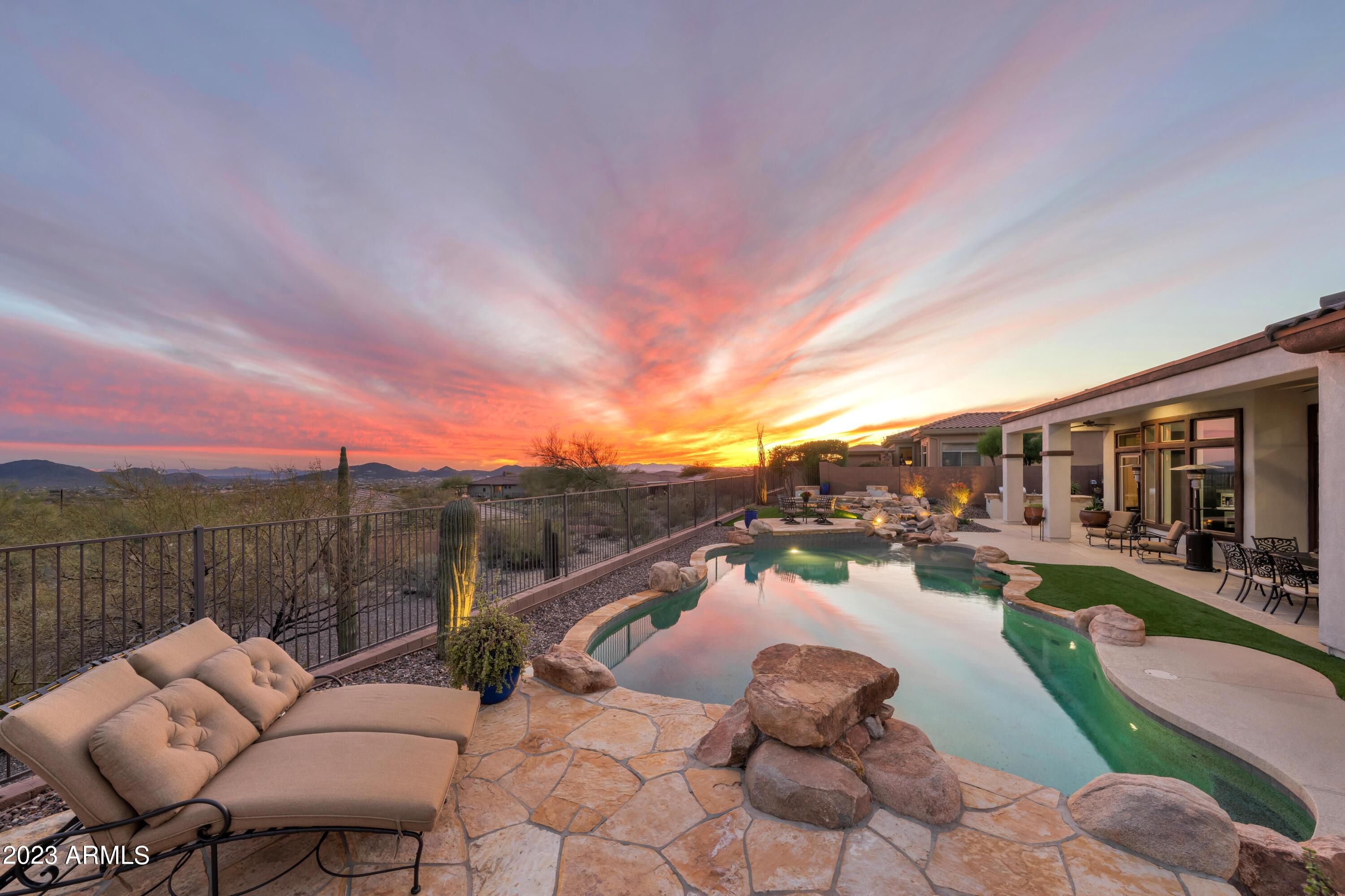 1905 W Pumpkin Ridge Drive