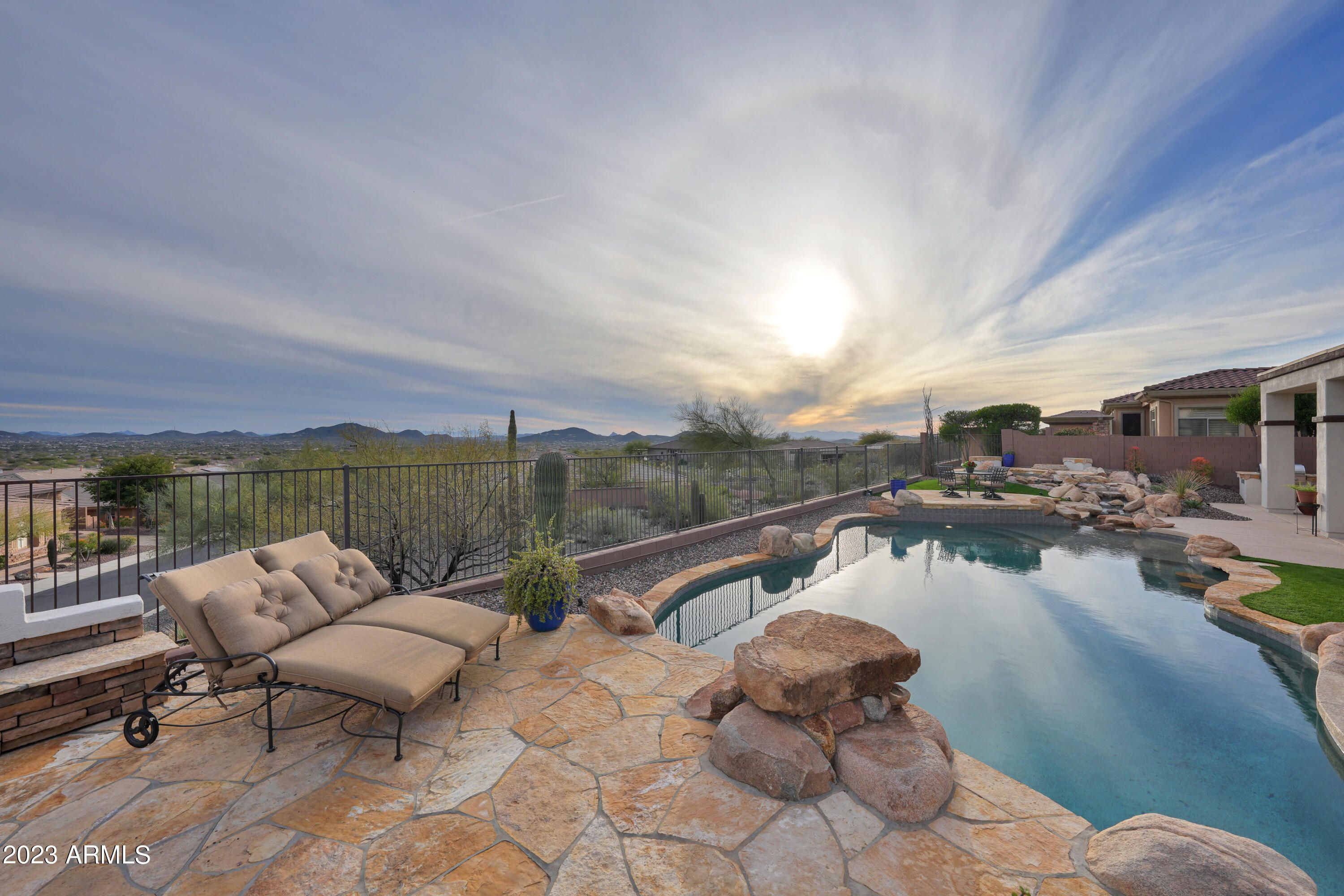 1905 W Pumpkin Ridge Drive