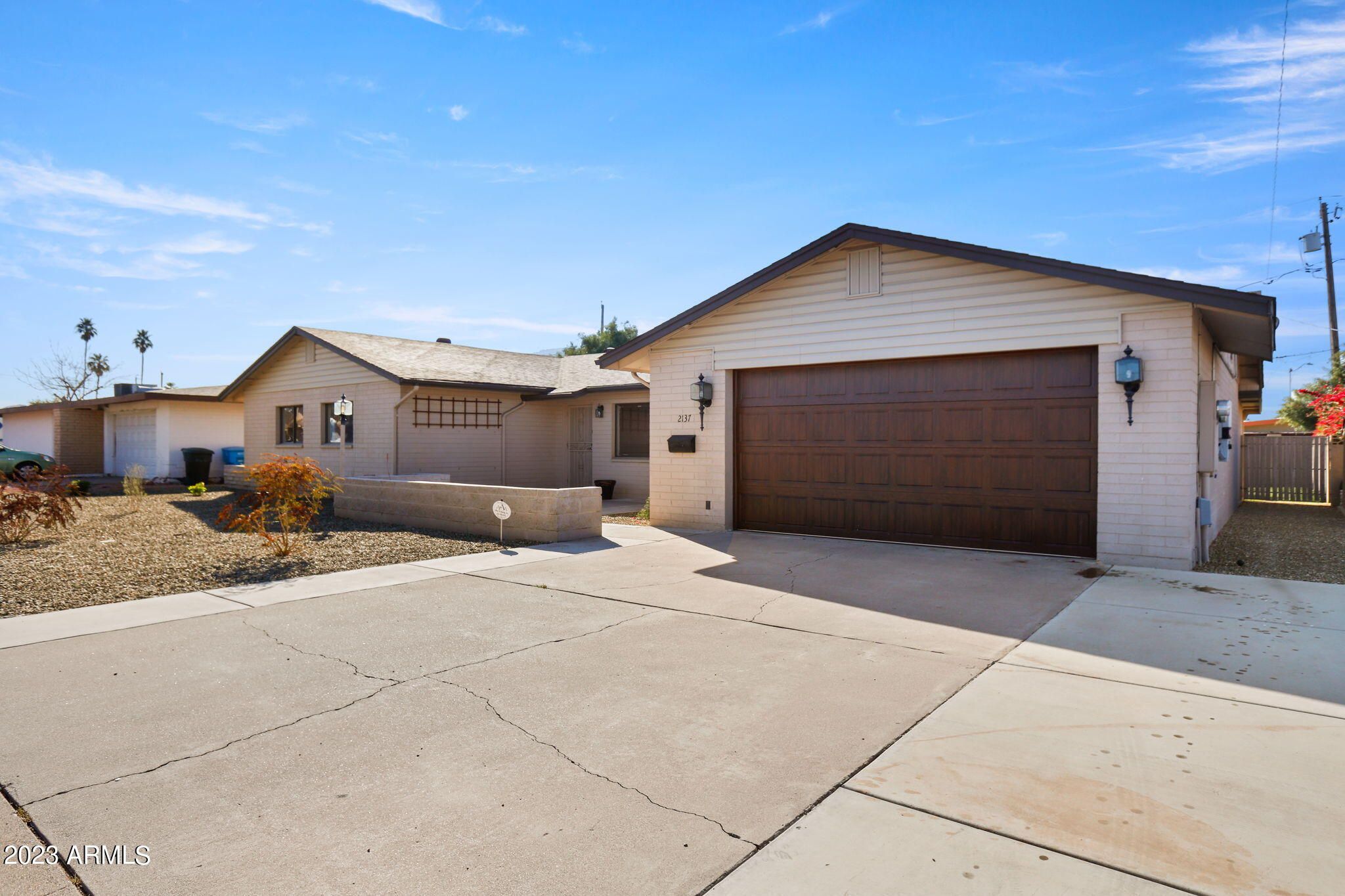 2137 W Willow Avenue