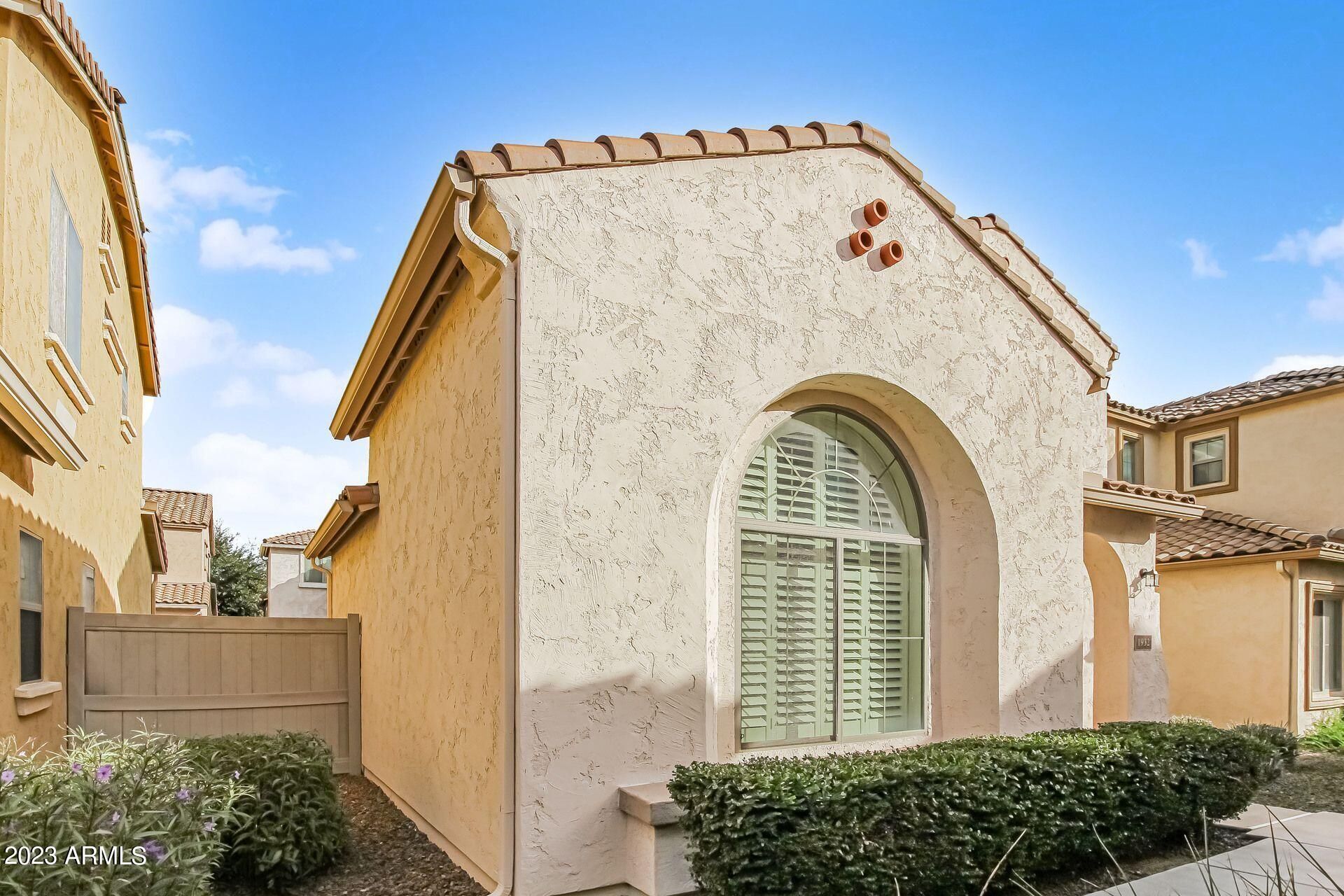 1932 W Faria Lane