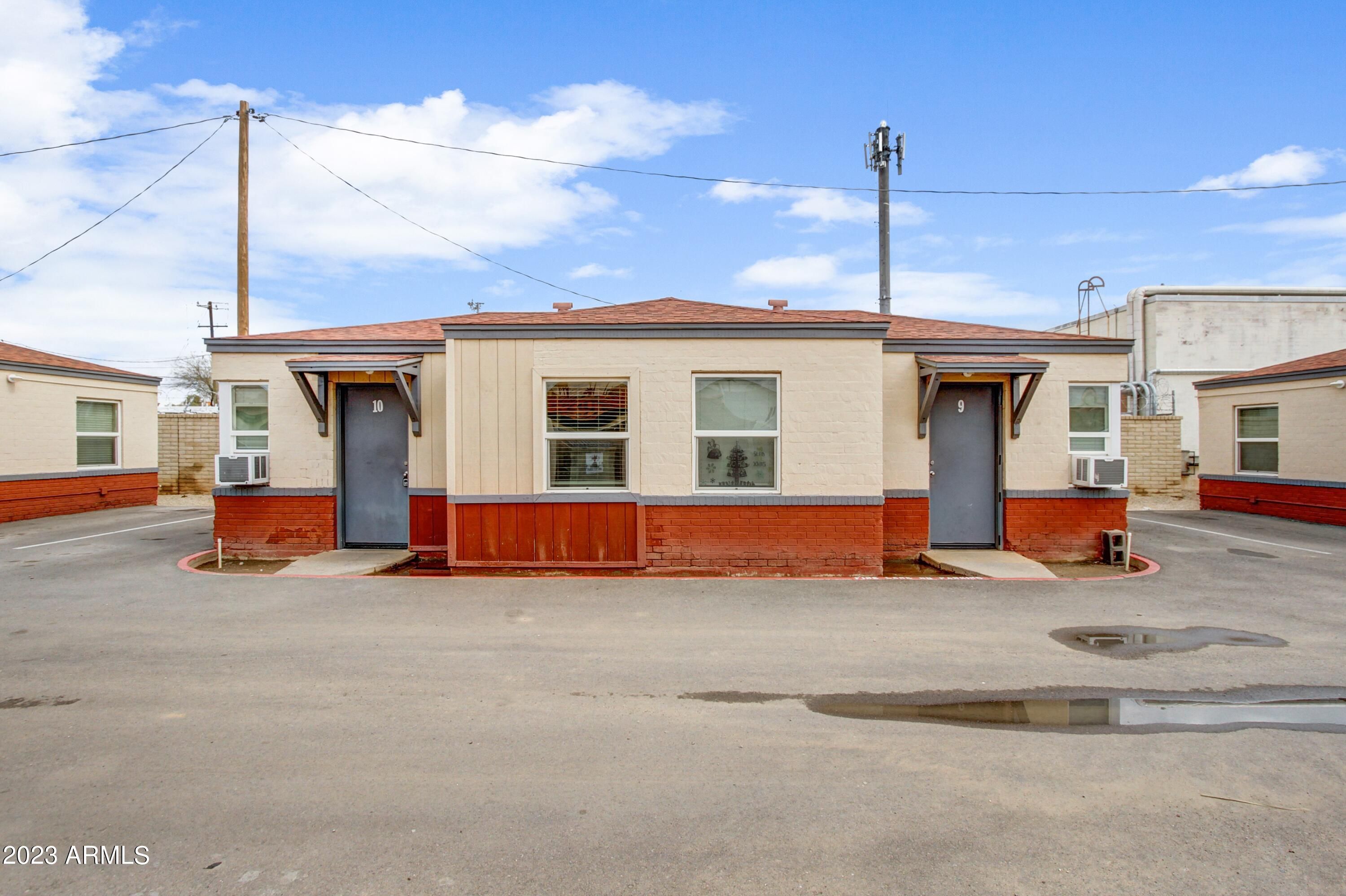 2936 E Van Buren Street