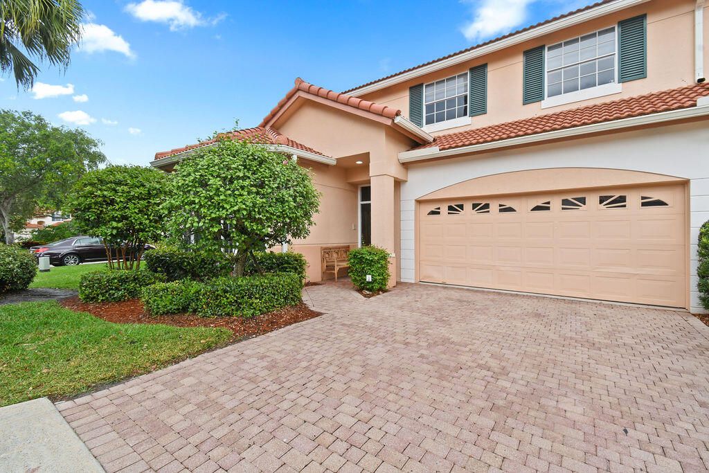 Properties 33 Monterey Pointe Drive